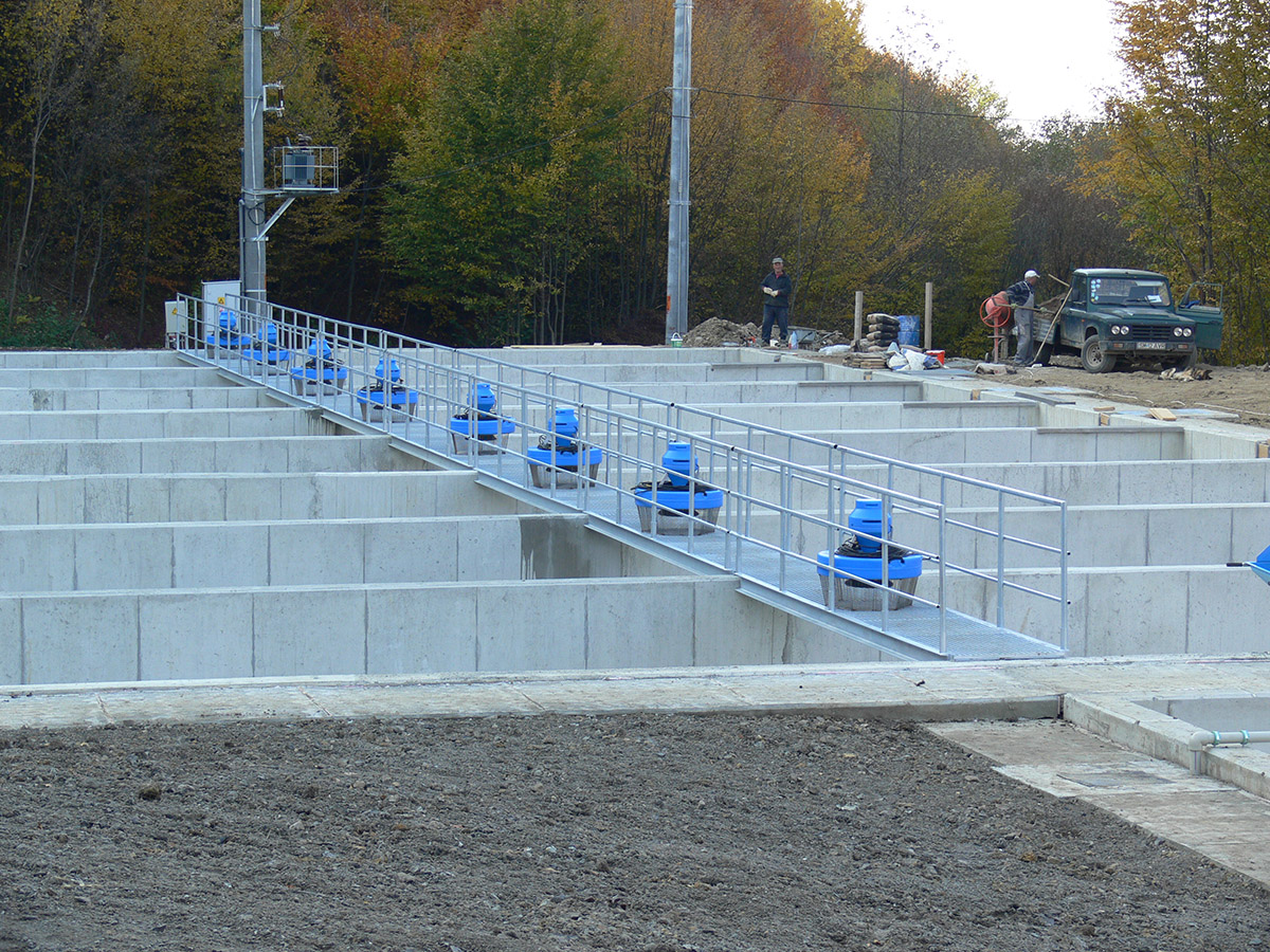 Bazine piscicole din beton aflate în construcție și echipate cu aeratoare
